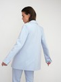 Двубортный жакет oversize кроя. Модель с акцентированной плечевой линией и широкими заостренными лацканами, балансирующими силуэт.

На модели размер XS