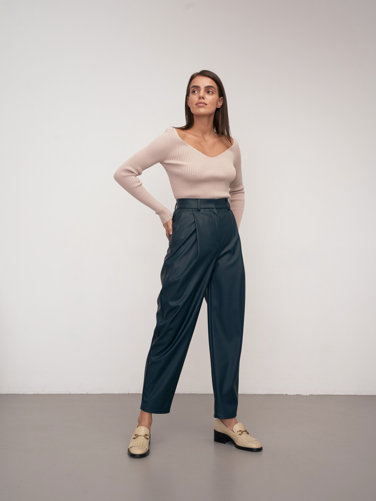 Брюки-бананы из эко-кожи выполнены из эко-кожи и оформлены мягкими сборками от пояса со шлевками и скошенными карманами по бокам.

На модели размер XS