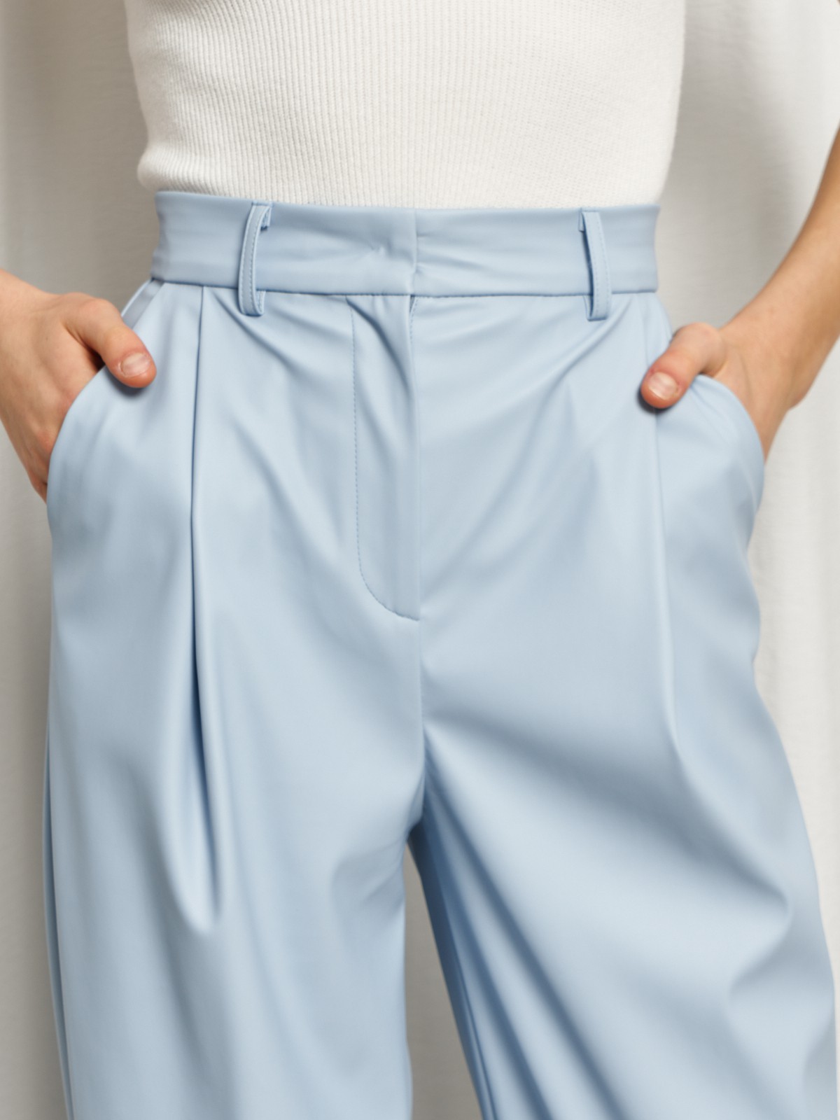 Брюки-бананы из эко-кожи выполнены из эко-кожи и оформлены мягкими сборками от пояса со шлевками и скошенными карманами по бокам.

На модели размер XS