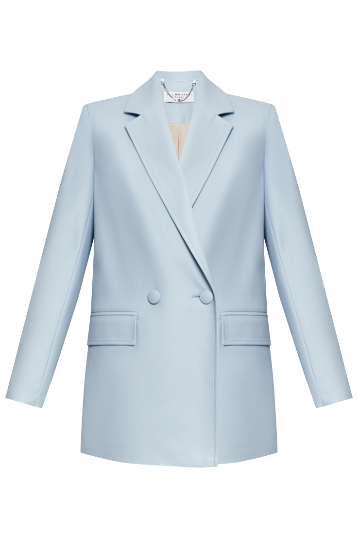 Жакет двубортного кроя выполнен из эко-кожи и оформлен заостренными лацканами, акцентированной плечевой линией и карманными клапанами по бокам.

На модели размер XS