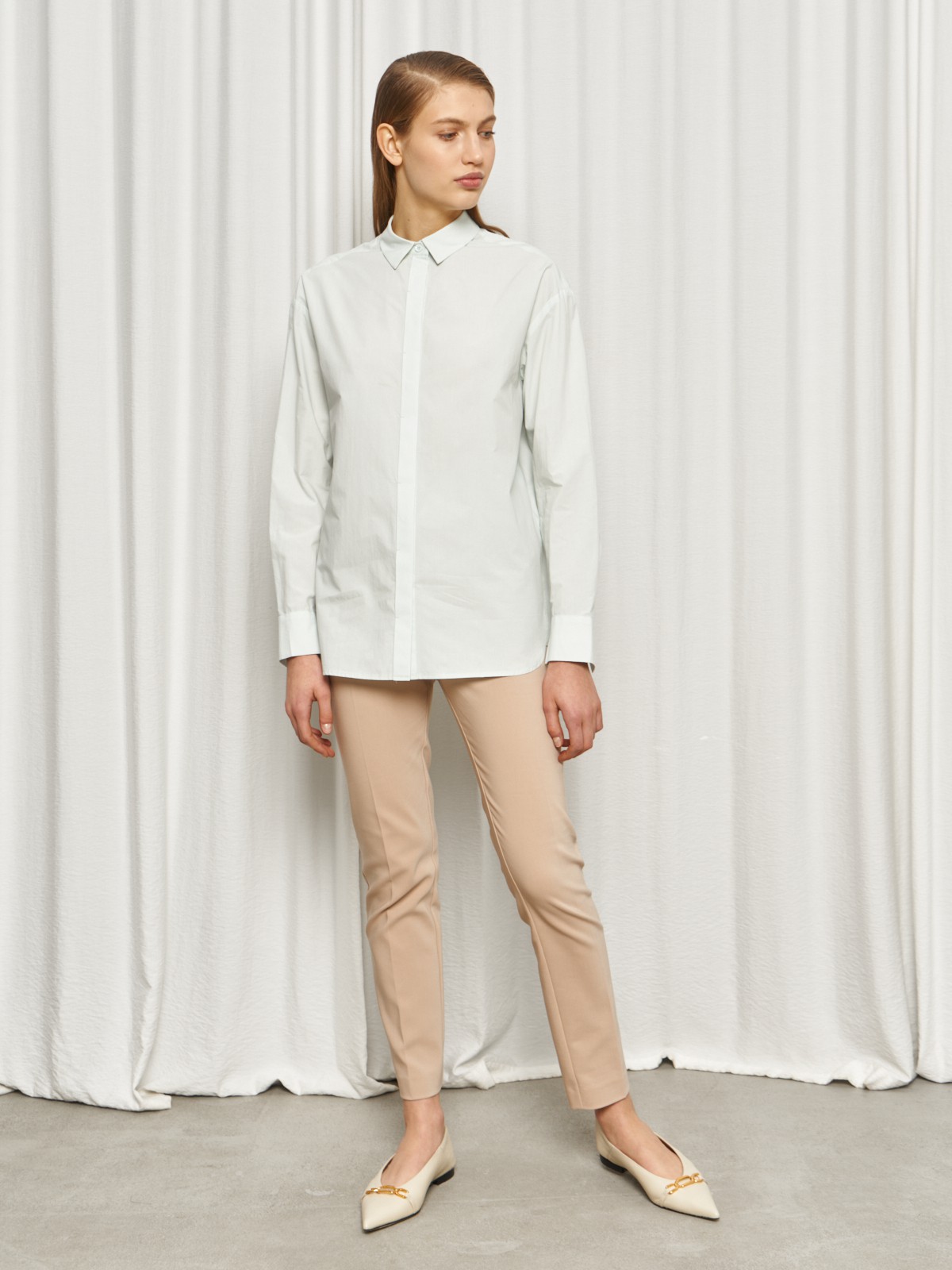 


Рубашка oversize кроя с отложным воротником и супатной застежкой на пуговицы. Длинные рукава с классическими манжетами. Слегка удлиненная спинка. Носите навыпуск или заправленной в контрастную юбку, шорты или брюки.

На модели размер XS/S