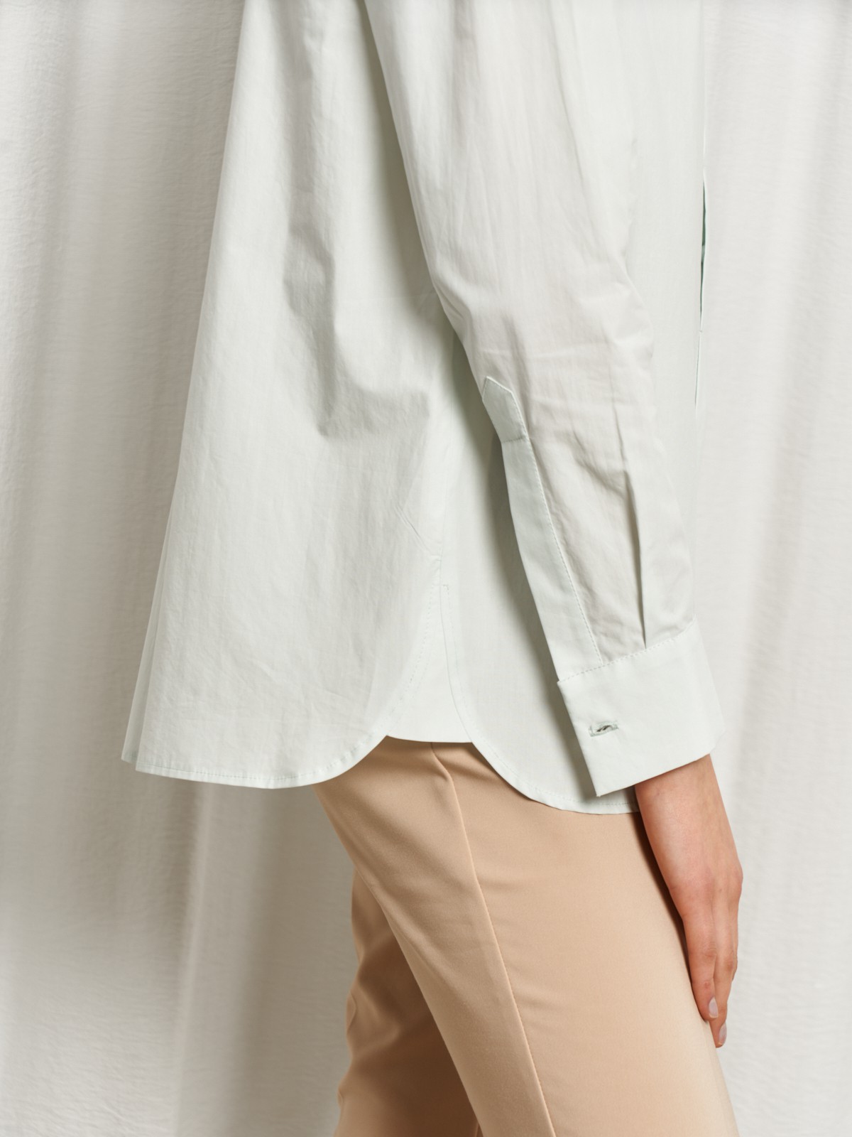 


Рубашка oversize кроя с отложным воротником и супатной застежкой на пуговицы. Длинные рукава с классическими манжетами. Слегка удлиненная спинка. Носите навыпуск или заправленной в контрастную юбку, шорты или брюки.

На модели размер XS/S