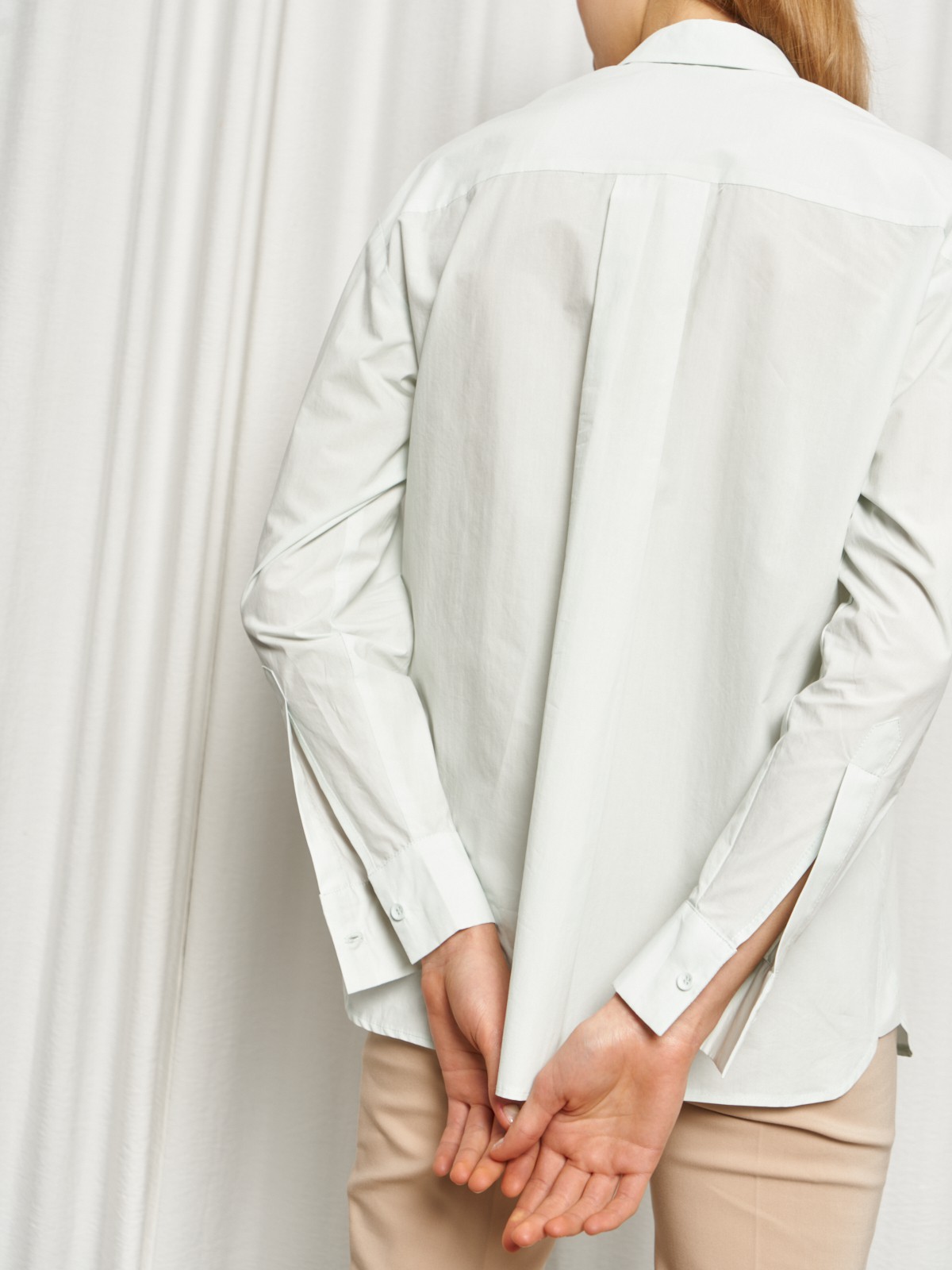 


Рубашка oversize кроя с отложным воротником и супатной застежкой на пуговицы. Длинные рукава с классическими манжетами. Слегка удлиненная спинка. Носите навыпуск или заправленной в контрастную юбку, шорты или брюки.

На модели размер XS/S