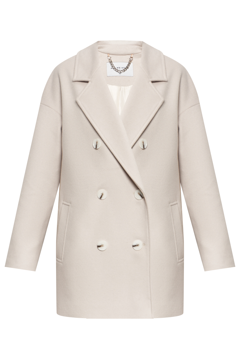 

Короткое пальто жакетного кроя с двубортной застежкой на пуговицы. Широкие лацканы с отстрочкой.

На модели размер XS