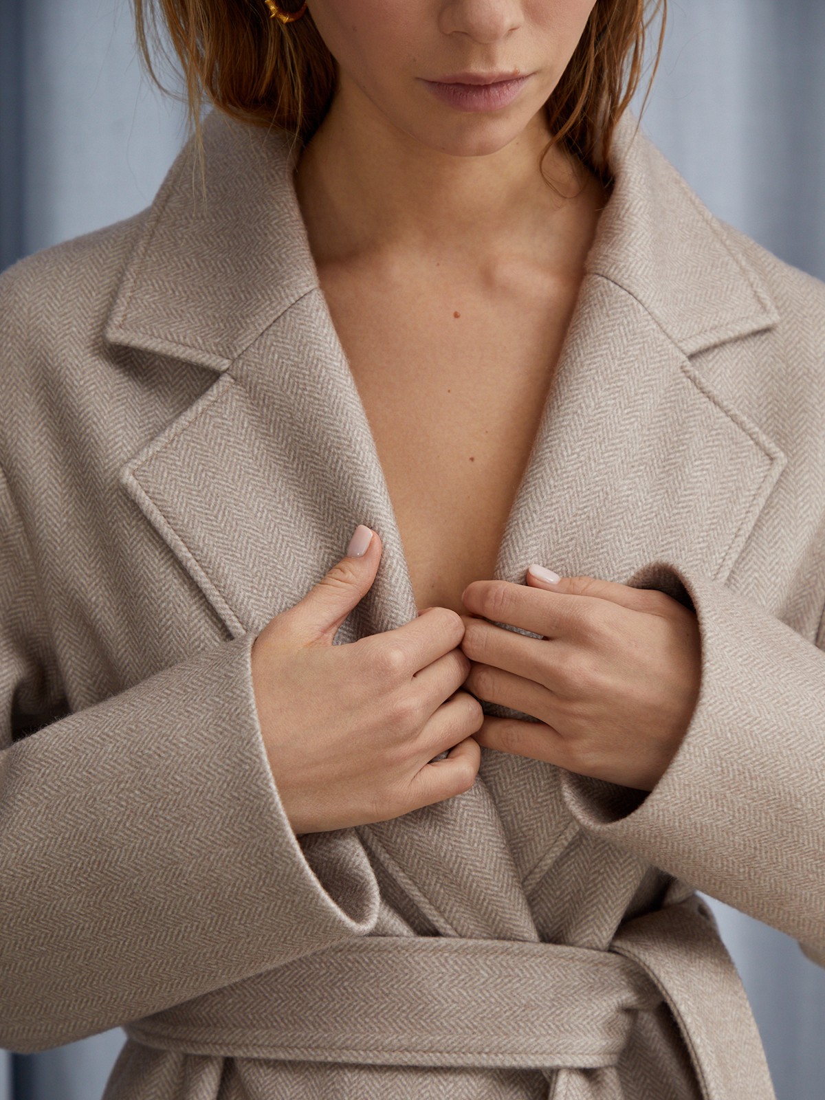 


Пальто oversize кроя выполнено из двусторонней ткани с прострочкой в тон. Лаконичная модель оформлена широкими лацканами и мягким поясом на талии. Покатая линия плеча для дополнительной элегантности.

На модели размер XS