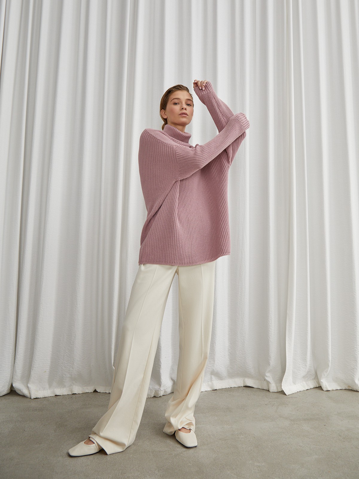 Оверсайз джемпер из хлопкового трикотажа оформлен объемными приспущенными рукавами и высокой горловиной-стойкой. Ребристая отделка в рубчик.

На модели размер ONE SIZE