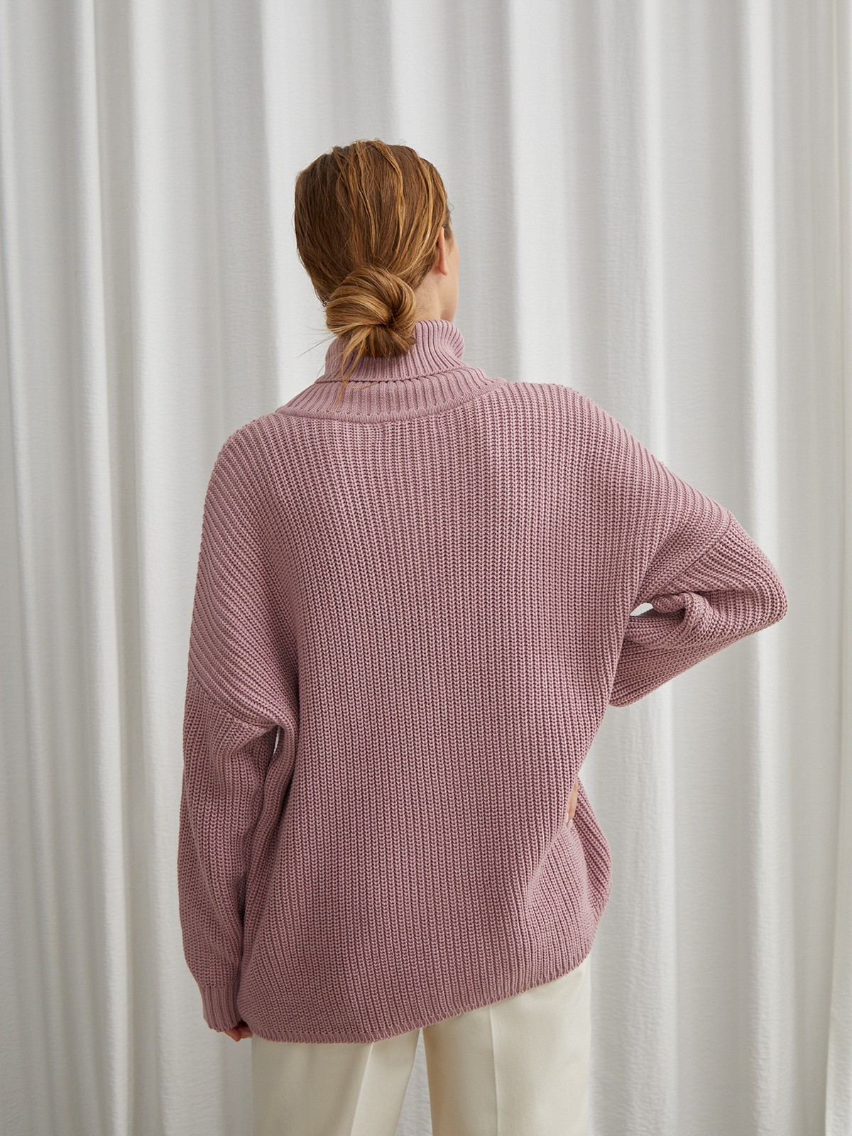 Оверсайз джемпер из хлопкового трикотажа оформлен объемными приспущенными рукавами и высокой горловиной-стойкой. Ребристая отделка в рубчик.

На модели размер ONE SIZE