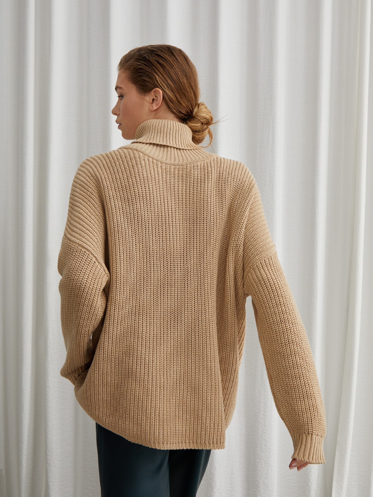 Оверсайз джемпер из хлопкового трикотажа оформлен объемными приспущенными рукавами и высокой горловиной-стойкой. Ребристая отделка в рубчик.

На модели размер ONE SIZE