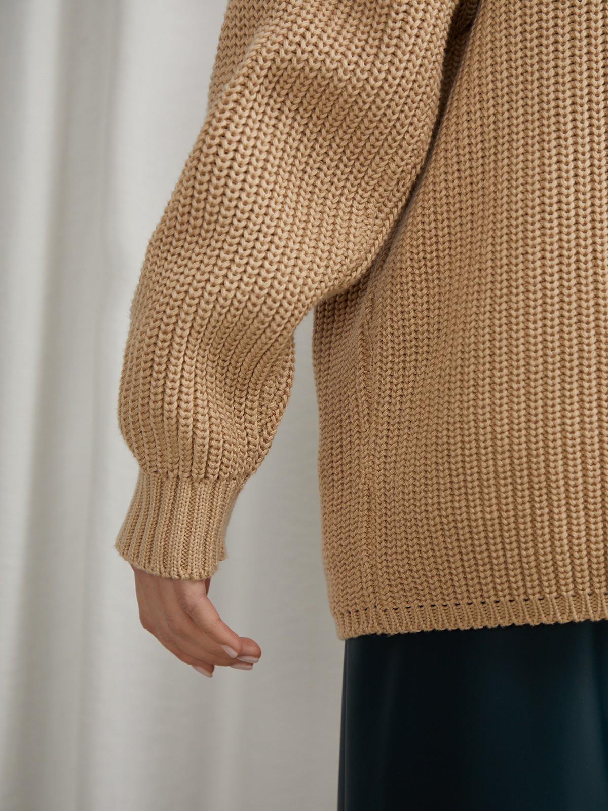 Оверсайз джемпер из хлопкового трикотажа оформлен объемными приспущенными рукавами и высокой горловиной-стойкой. Ребристая отделка в рубчик.

На модели размер ONE SIZE