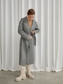 Пальто Oversize из двусторонней ткани, цвет: оливковый Allweneed
Пальто oversize кроя выполнено из двусторонней ткани с прострочкой в тон. Лаконичная модель оформлена широкими лацканами и мягким поясом на талии. Покатая линия плеча для дополнительной элегантности.
На модели размер XS