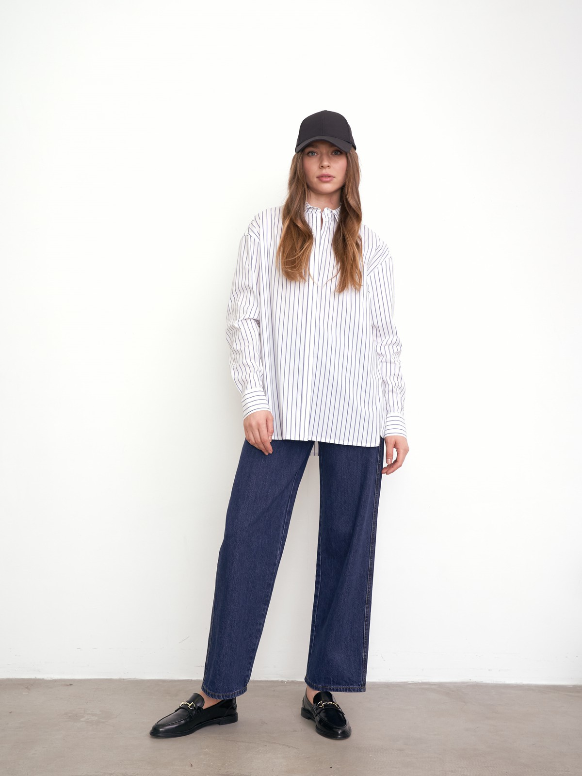 


Рубашка oversize кроя с отложным воротником и супатной застежкой на пуговицы. Длинные рукава с классическими манжетами. Слегка удлиненная спинка. Носите навыпуск или заправленной в контрастную юбку, шорты или брюки.

На модели размер XS/S