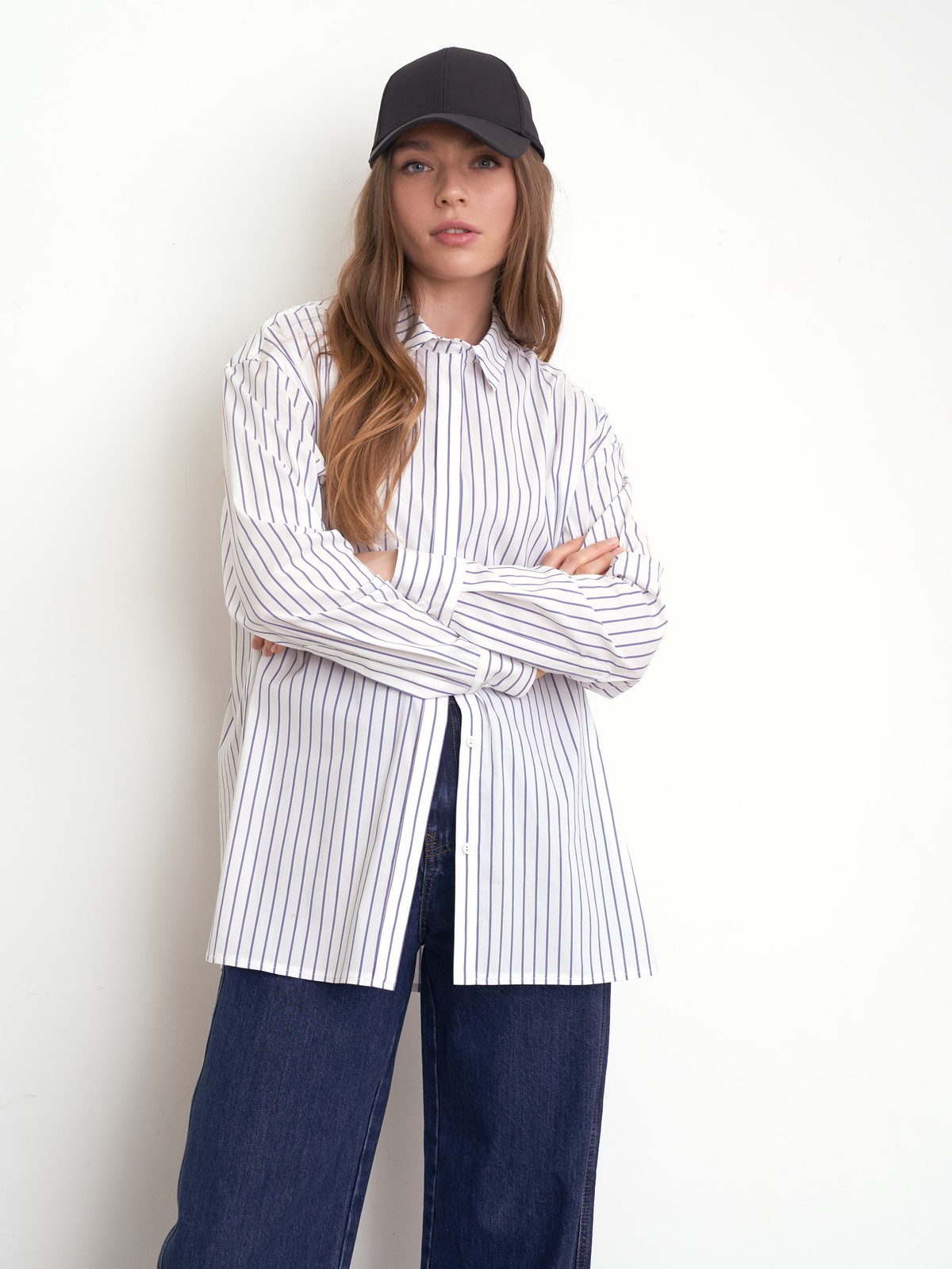 


Рубашка oversize кроя с отложным воротником и супатной застежкой на пуговицы. Длинные рукава с классическими манжетами. Слегка удлиненная спинка. Носите навыпуск или заправленной в контрастную юбку, шорты или брюки.

На модели размер XS/S