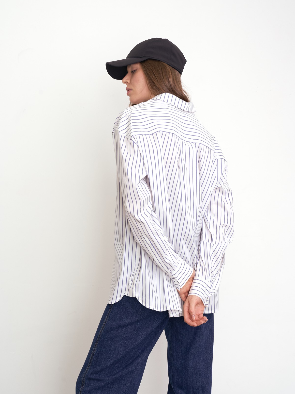 


Рубашка oversize кроя с отложным воротником и супатной застежкой на пуговицы. Длинные рукава с классическими манжетами. Слегка удлиненная спинка. Носите навыпуск или заправленной в контрастную юбку, шорты или брюки.

На модели размер XS/S