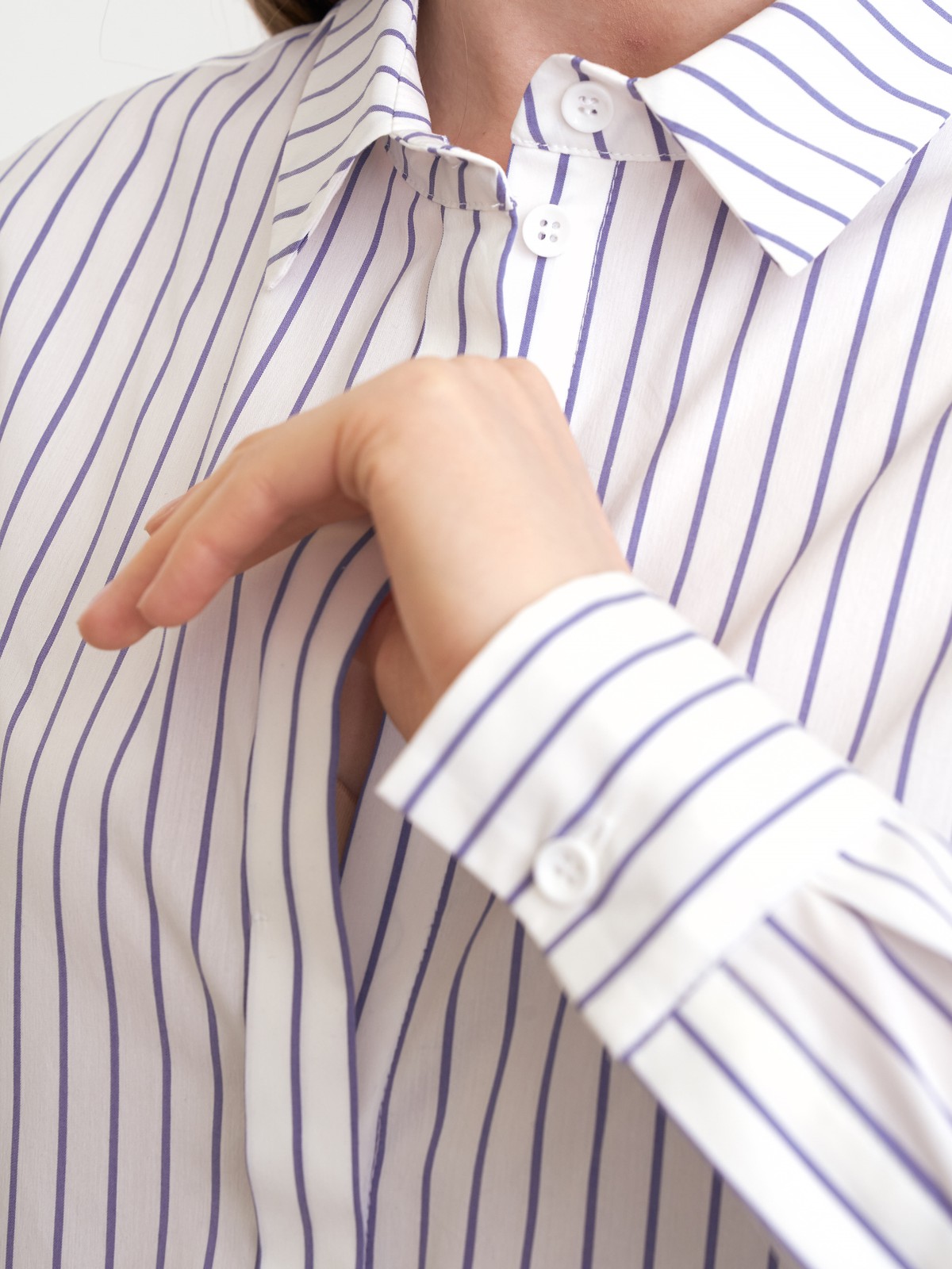 


Рубашка oversize кроя с отложным воротником и супатной застежкой на пуговицы. Длинные рукава с классическими манжетами. Слегка удлиненная спинка. Носите навыпуск или заправленной в контрастную юбку, шорты или брюки.

На модели размер XS/S