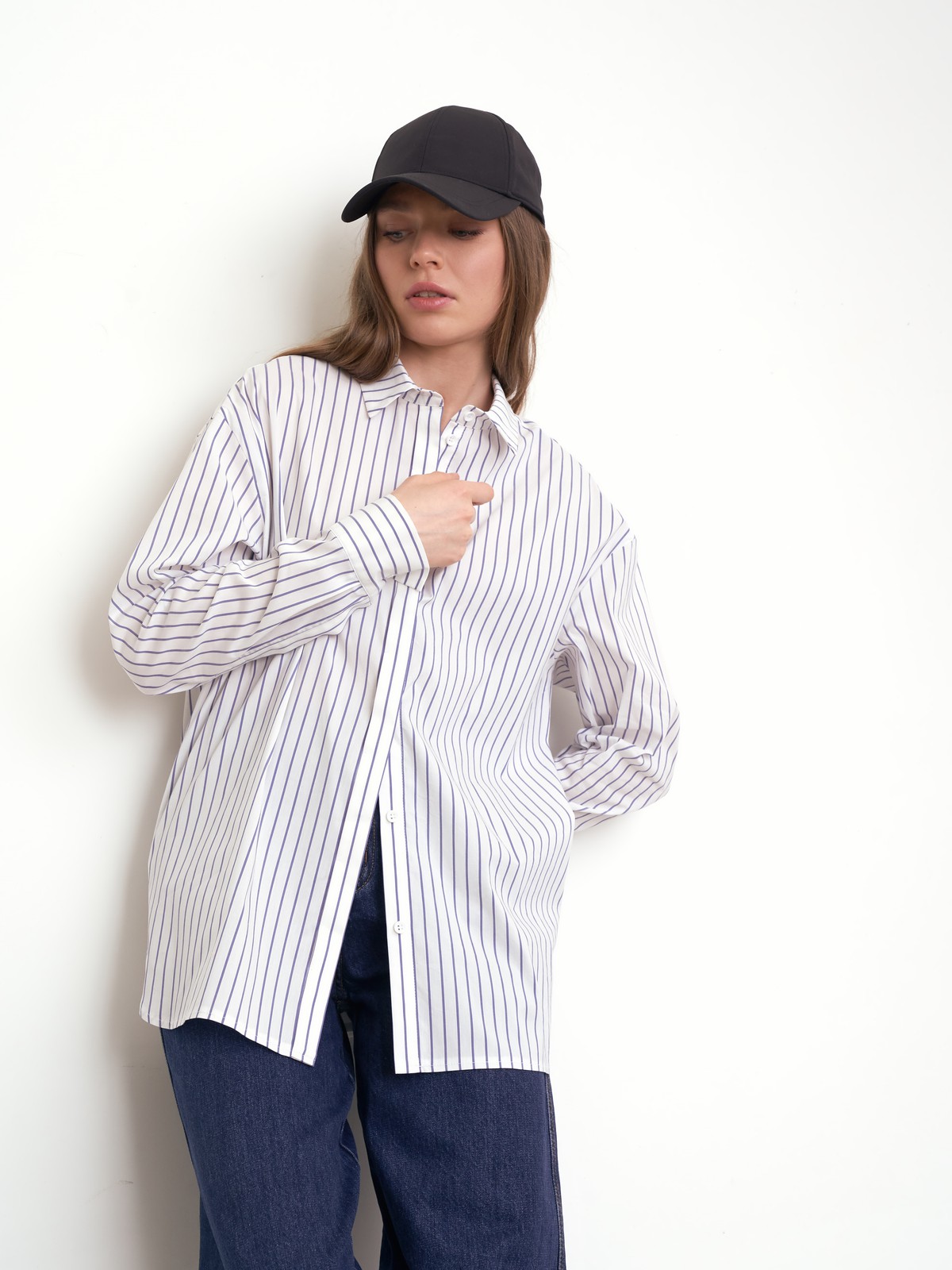 


Рубашка oversize кроя с отложным воротником и супатной застежкой на пуговицы. Длинные рукава с классическими манжетами. Слегка удлиненная спинка. Носите навыпуск или заправленной в контрастную юбку, шорты или брюки.

На модели размер XS/S