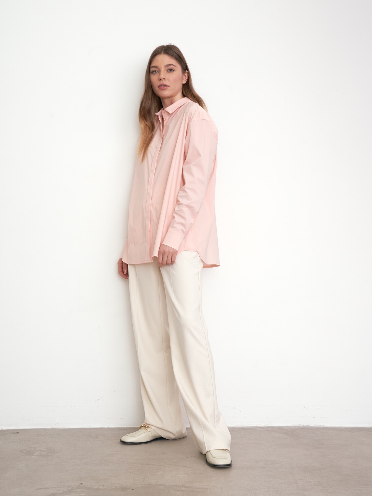 Рубашка oversize с супатной застежкой, цвет: персиковый Allweneed
Рубашка oversize кроя с отложным воротником и супатной застежкой на пуговицы. Длинные рукава с классическими манжетами. Слегка удлиненная спинка. Носите навыпуск или заправленной в контрастную юбку, шорты или брюки.
На модели размер XS/S