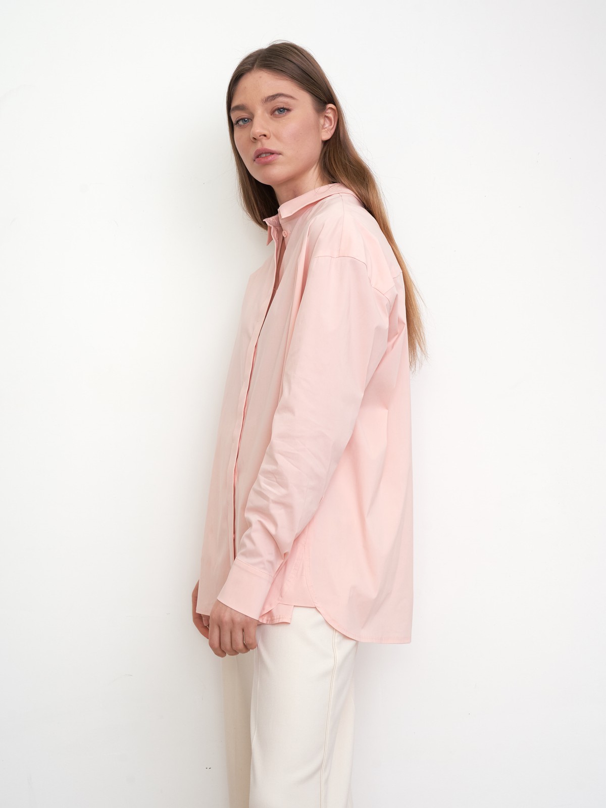 Рубашка oversize с супатной застежкой, цвет: персиковый Allweneed
Рубашка oversize кроя с отложным воротником и супатной застежкой на пуговицы. Длинные рукава с классическими манжетами. Слегка удлиненная спинка. Носите навыпуск или заправленной в контрастную юбку, шорты или брюки.
На модели размер XS/S