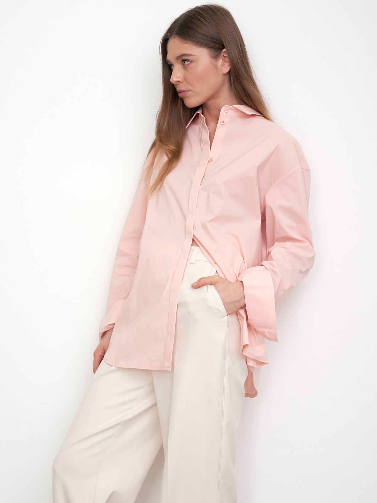 Рубашка oversize с супатной застежкой, цвет: персиковый Allweneed
Рубашка oversize кроя с отложным воротником и супатной застежкой на пуговицы. Длинные рукава с классическими манжетами. Слегка удлиненная спинка. Носите навыпуск или заправленной в контрастную юбку, шорты или брюки.
На модели размер XS/S