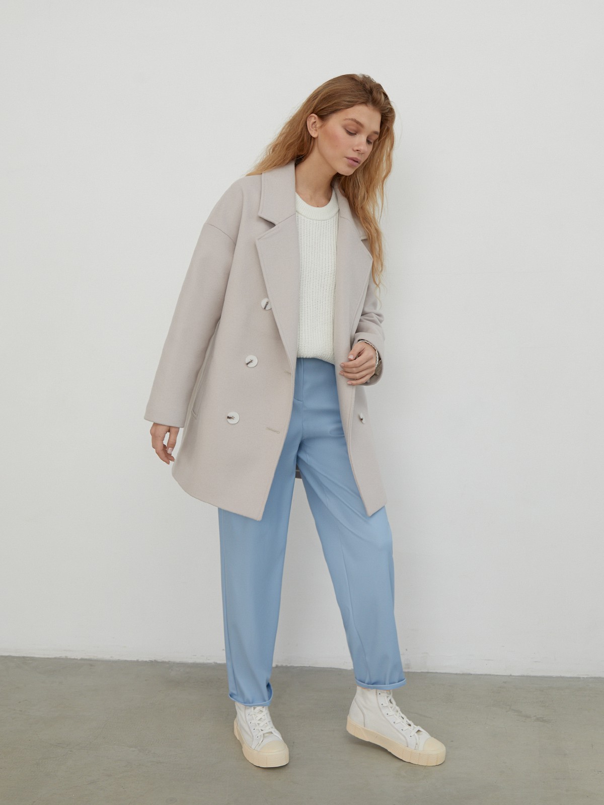 

Короткое пальто жакетного кроя с двубортной застежкой на пуговицы. Широкие лацканы с отстрочкой.

На модели размер XS