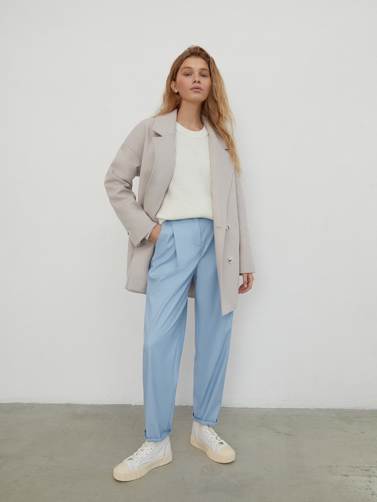 

Короткое пальто жакетного кроя с двубортной застежкой на пуговицы. Широкие лацканы с отстрочкой.

На модели размер XS