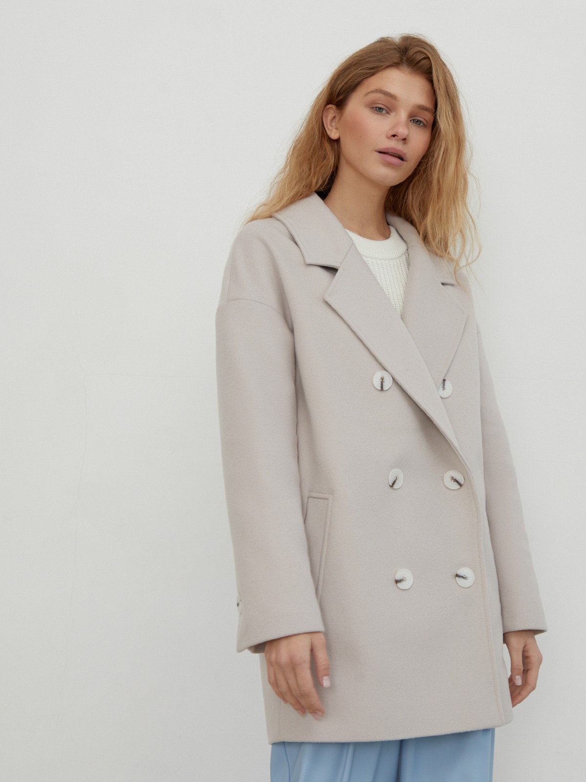 

Короткое пальто жакетного кроя с двубортной застежкой на пуговицы. Широкие лацканы с отстрочкой.

На модели размер XS