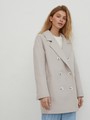 

Короткое пальто жакетного кроя с двубортной застежкой на пуговицы. Широкие лацканы с отстрочкой.

На модели размер XS