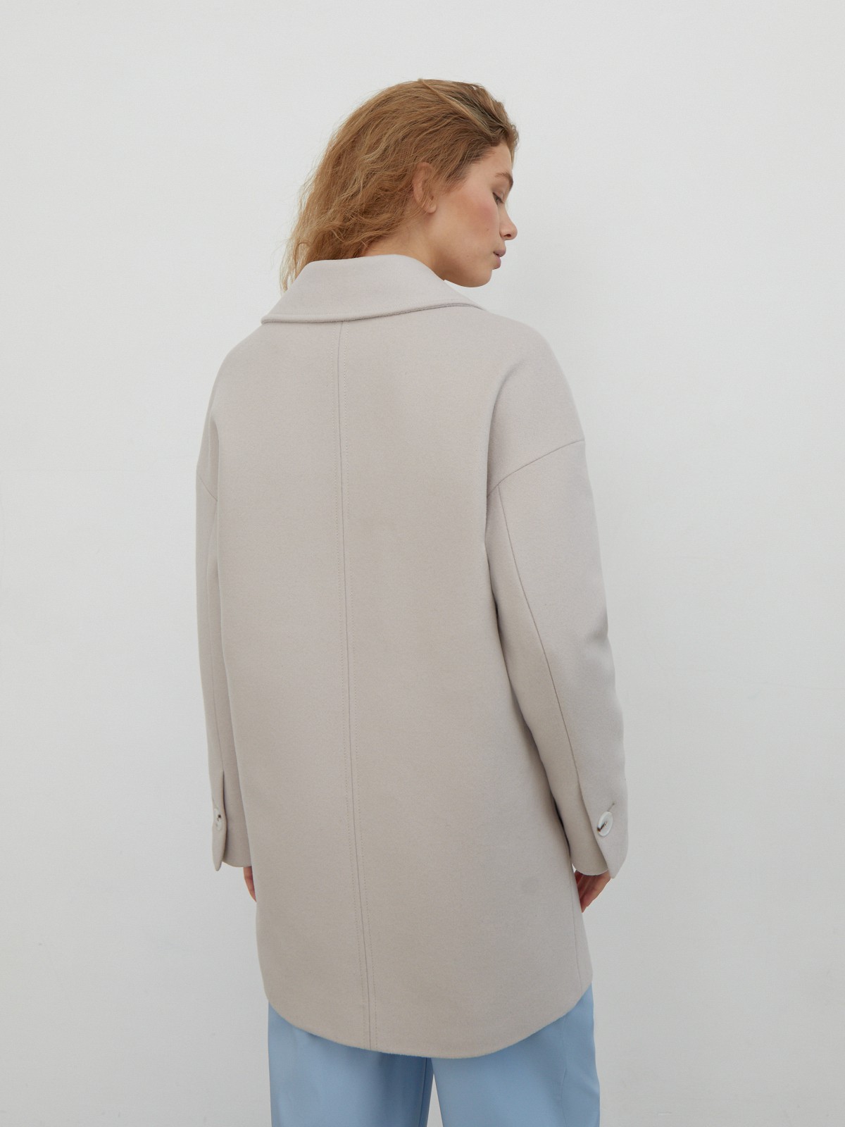 

Короткое пальто жакетного кроя с двубортной застежкой на пуговицы. Широкие лацканы с отстрочкой.

На модели размер XS