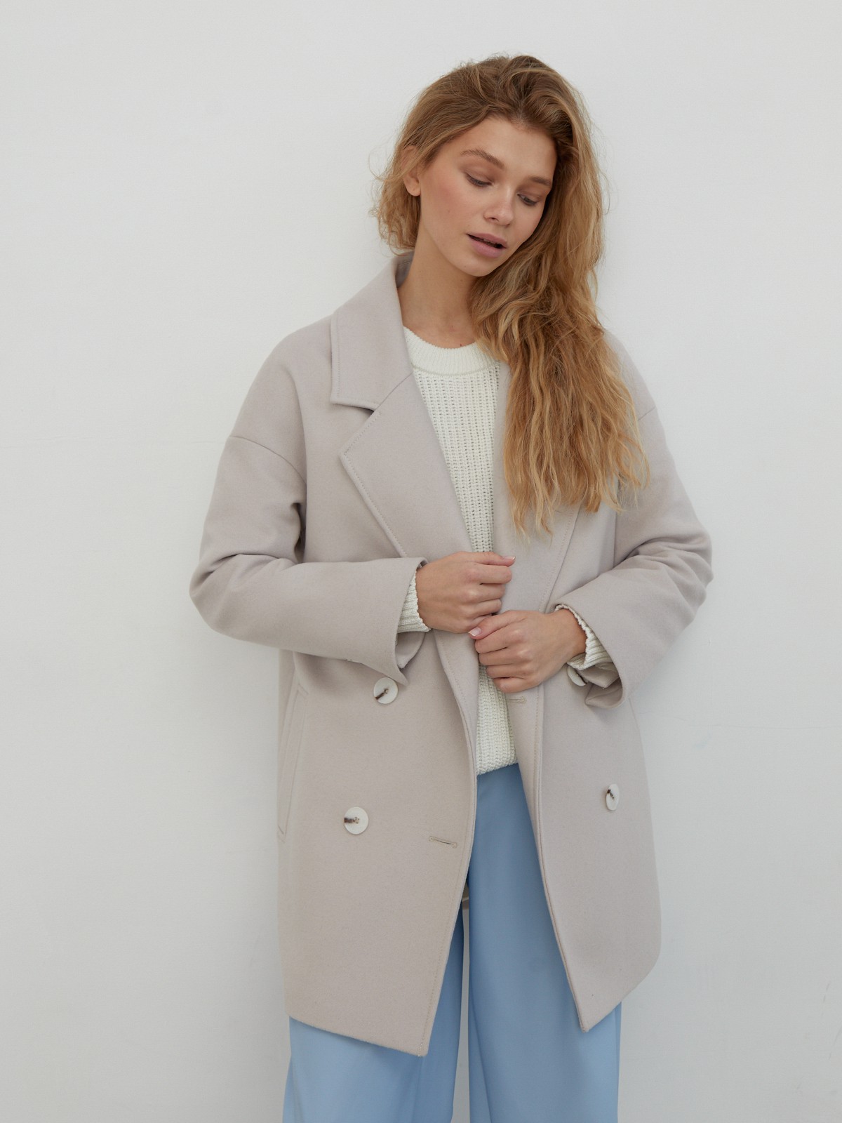 

Короткое пальто жакетного кроя с двубортной застежкой на пуговицы. Широкие лацканы с отстрочкой.

На модели размер XS