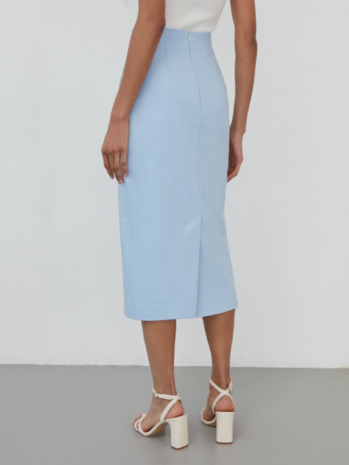 Костюмная юбка-карандаш средней длины с прорезными карманами.

На модели размер XS