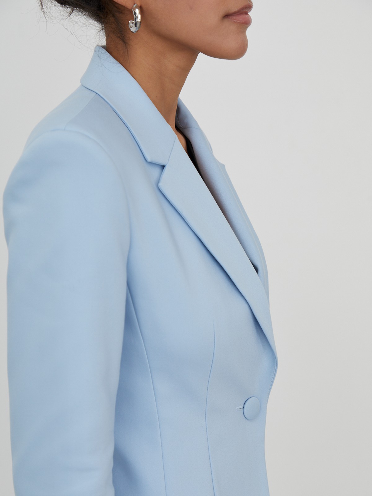 Приталенный костюмный жакет однобортного кроя на одной пуговице. Заостренные лацканы, имитация нагрудного кармана.

На модели размер XS