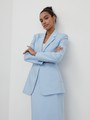 Приталенный костюмный жакет однобортного кроя на одной пуговице. Заостренные лацканы, имитация нагрудного кармана.

На модели размер XS