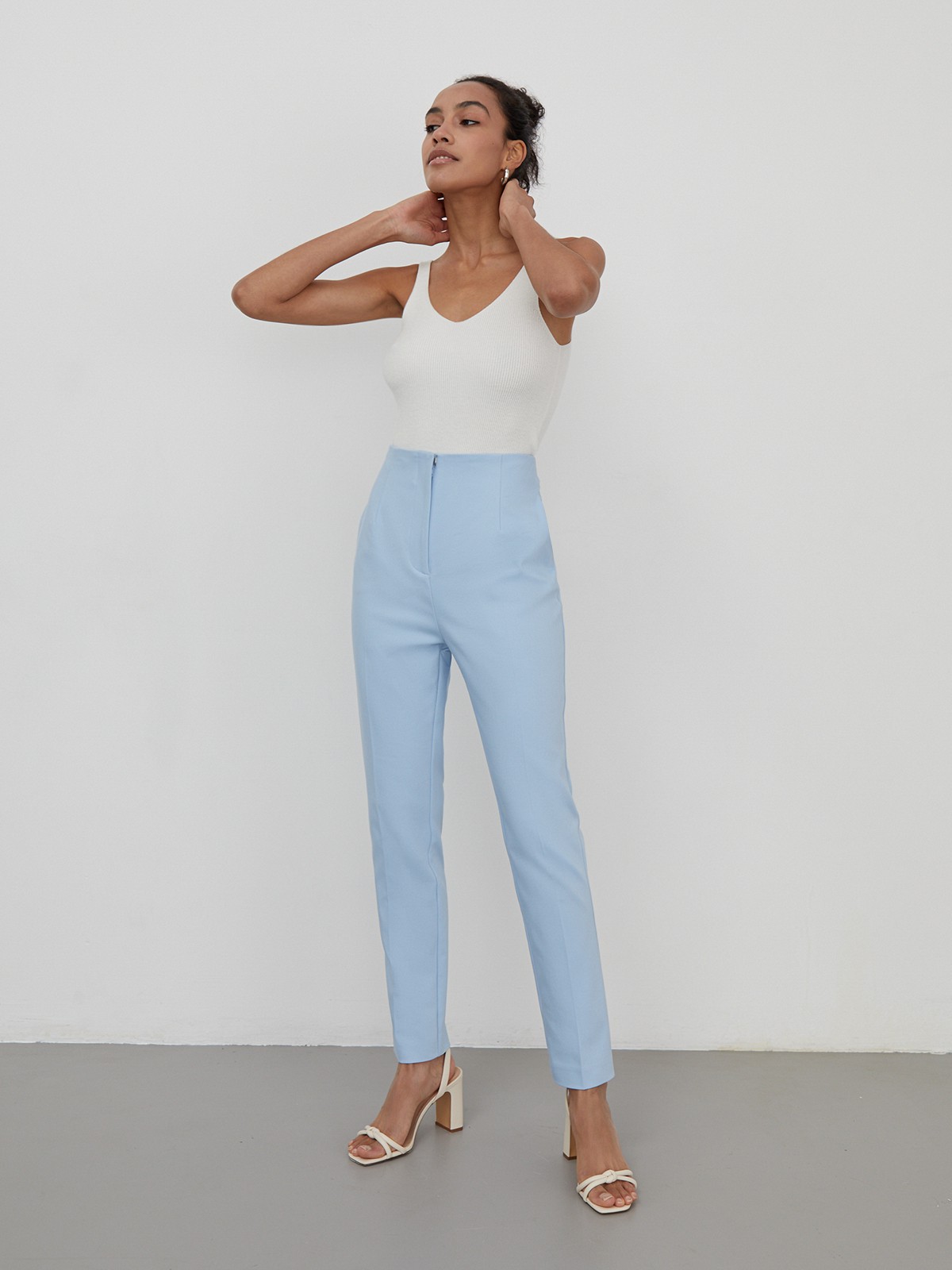 Брюки-дудочки с высокой посадкой на талии. Зауженный крой.

На модели размер XS