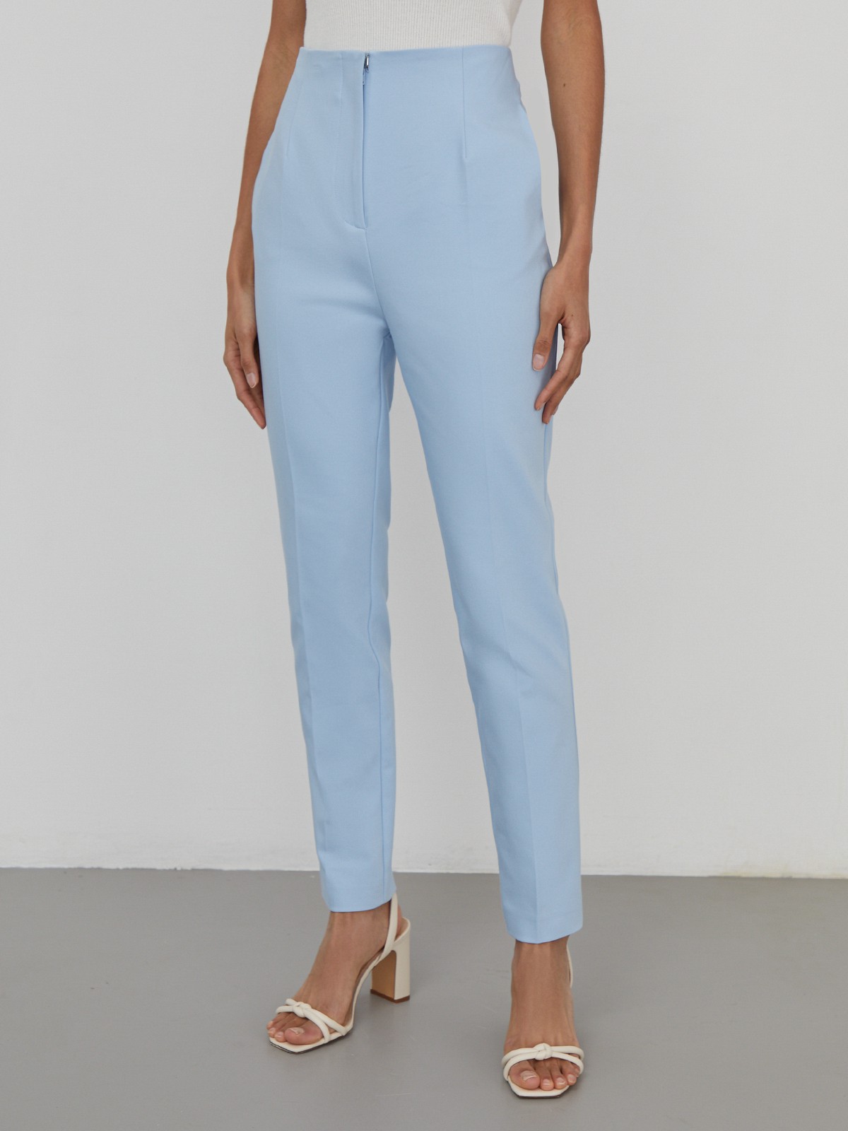 Брюки-дудочки с высокой посадкой на талии. Зауженный крой.

На модели размер XS