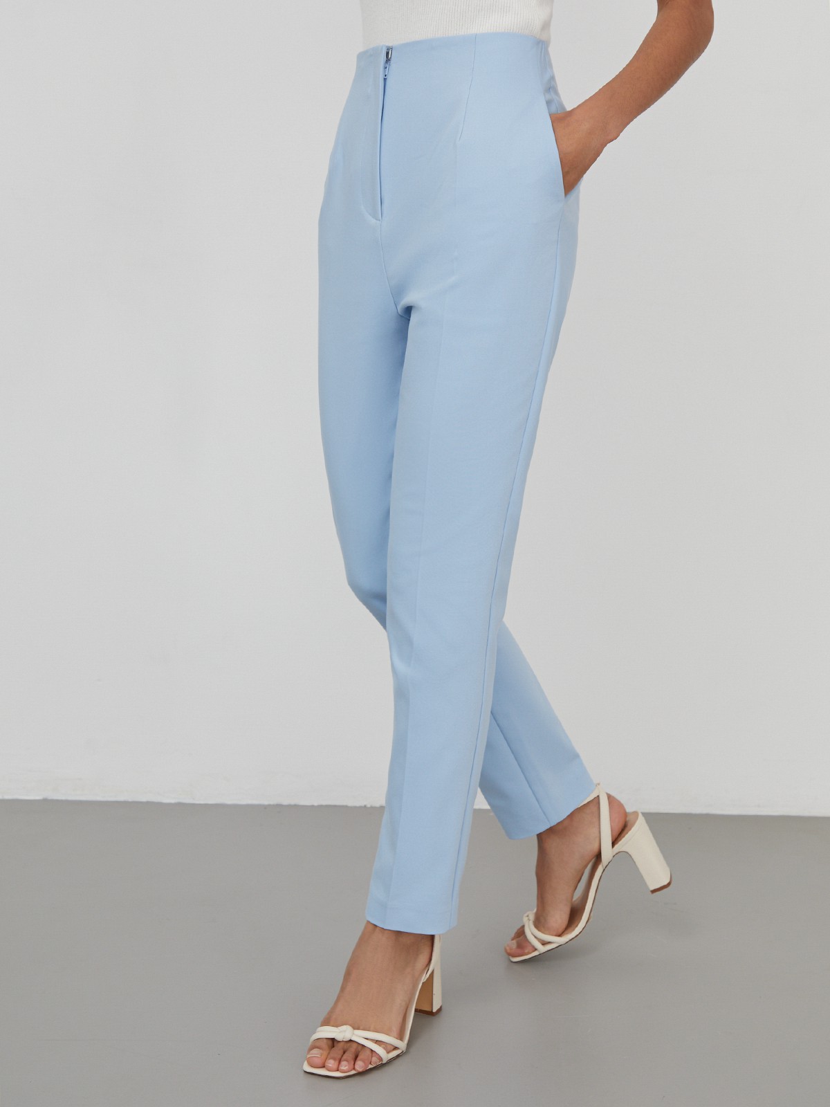 Брюки-дудочки с высокой посадкой на талии. Зауженный крой.

На модели размер XS