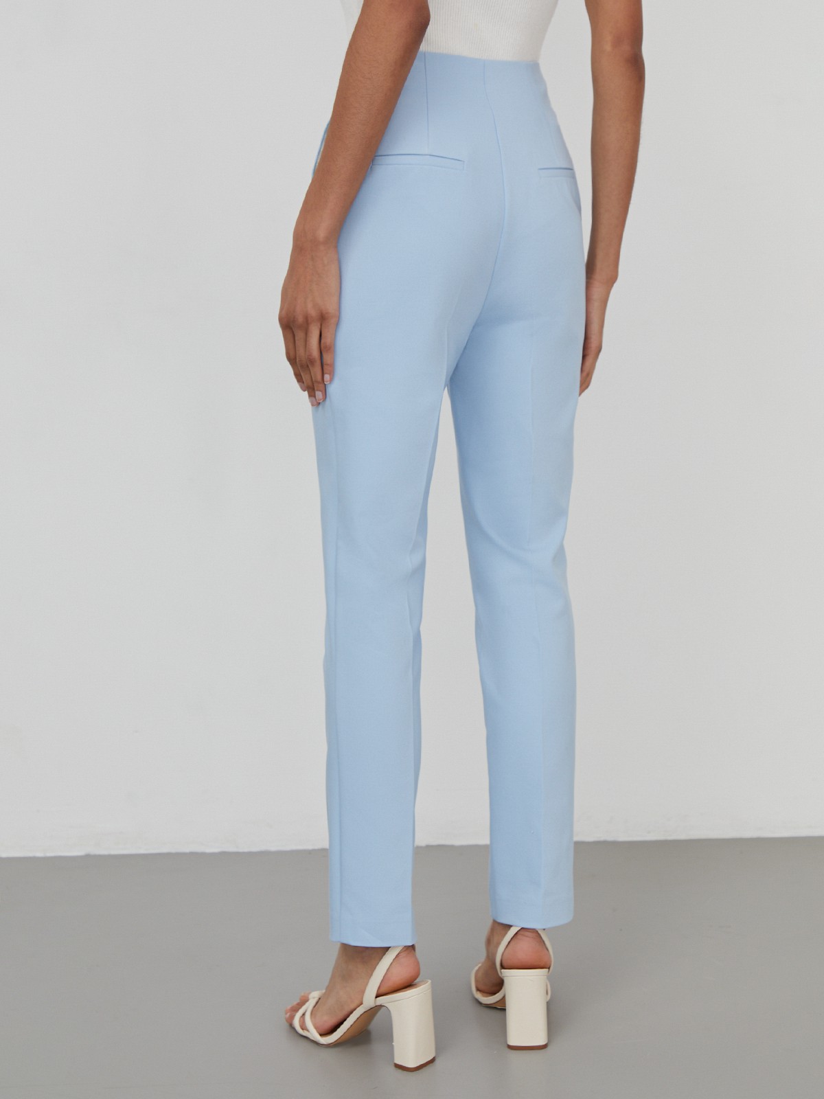 Брюки-дудочки с высокой посадкой на талии. Зауженный крой.

На модели размер XS