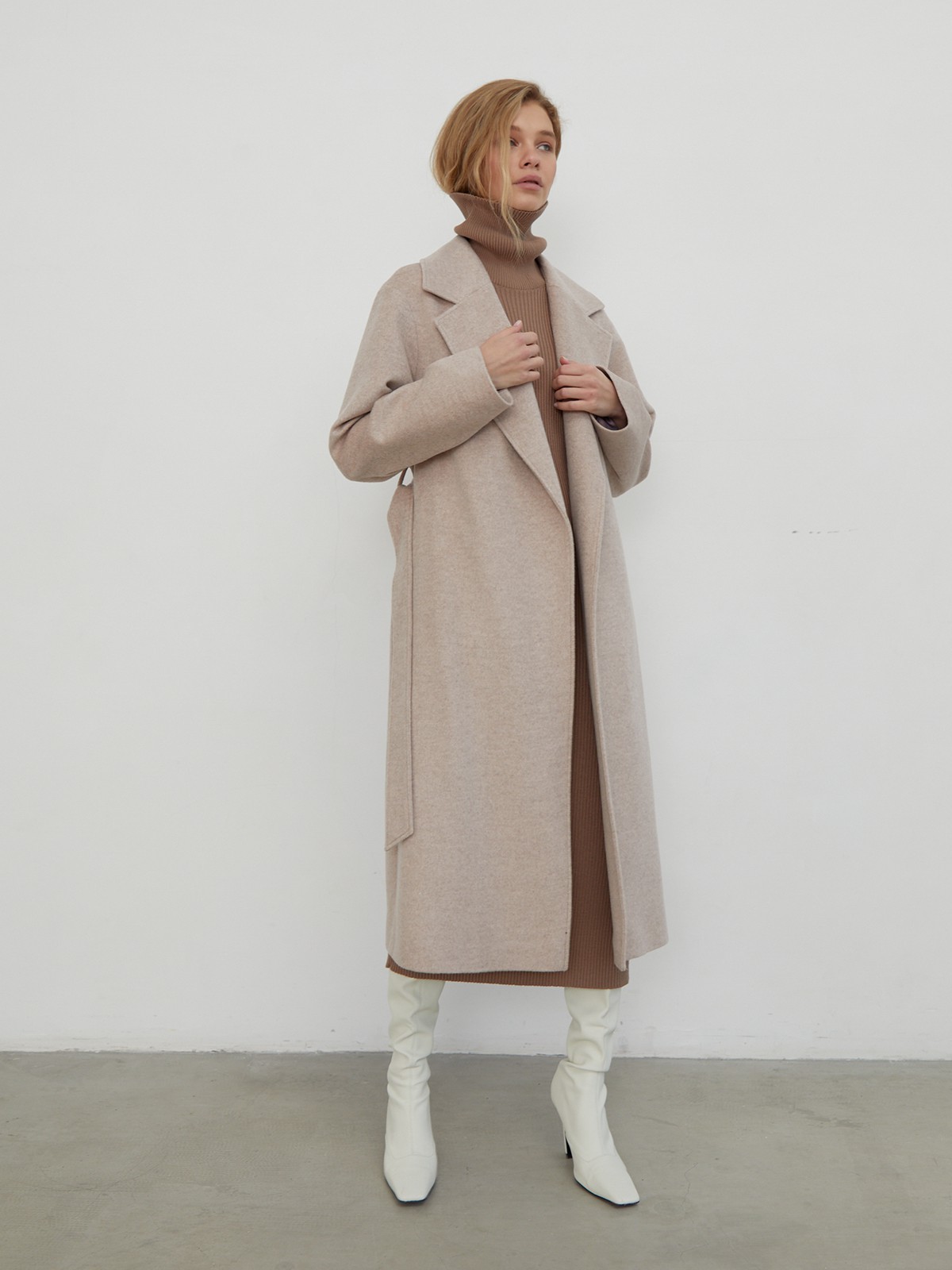 Пальто-халат, цвет: светло-бежевый Allweneed Утонченное пальто-халат А-силуэта. Модель дополнена широким поясом в тон основной ткани.
На модели размер XS