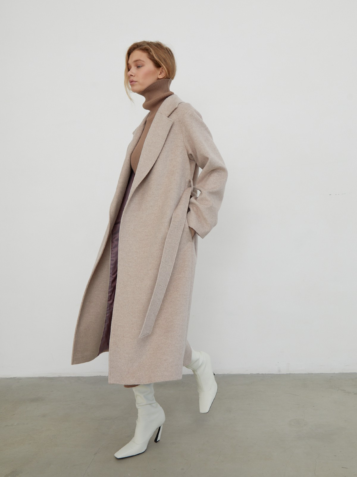 Пальто-халат, цвет: светло-бежевый Allweneed Утонченное пальто-халат А-силуэта. Модель дополнена широким поясом в тон основной ткани.
На модели размер XS