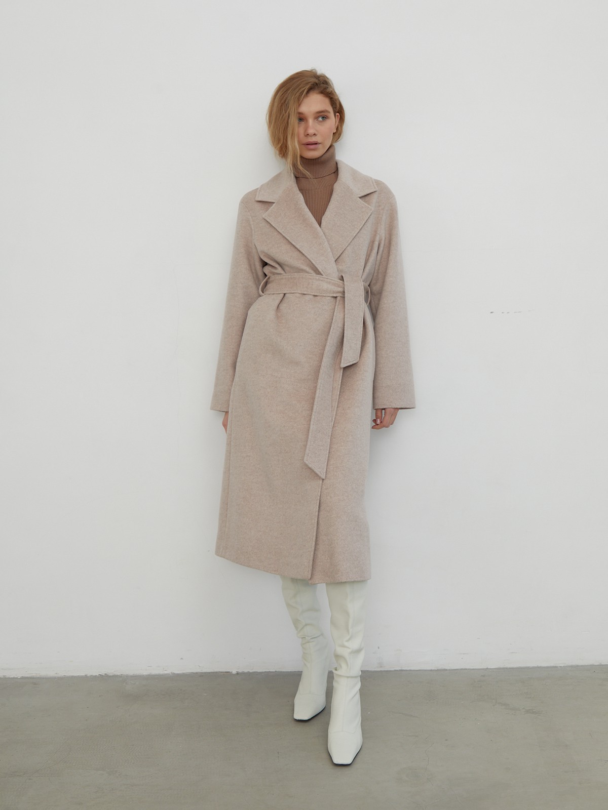 Пальто-халат, цвет: светло-бежевый Allweneed Утонченное пальто-халат А-силуэта. Модель дополнена широким поясом в тон основной ткани.
На модели размер XS
