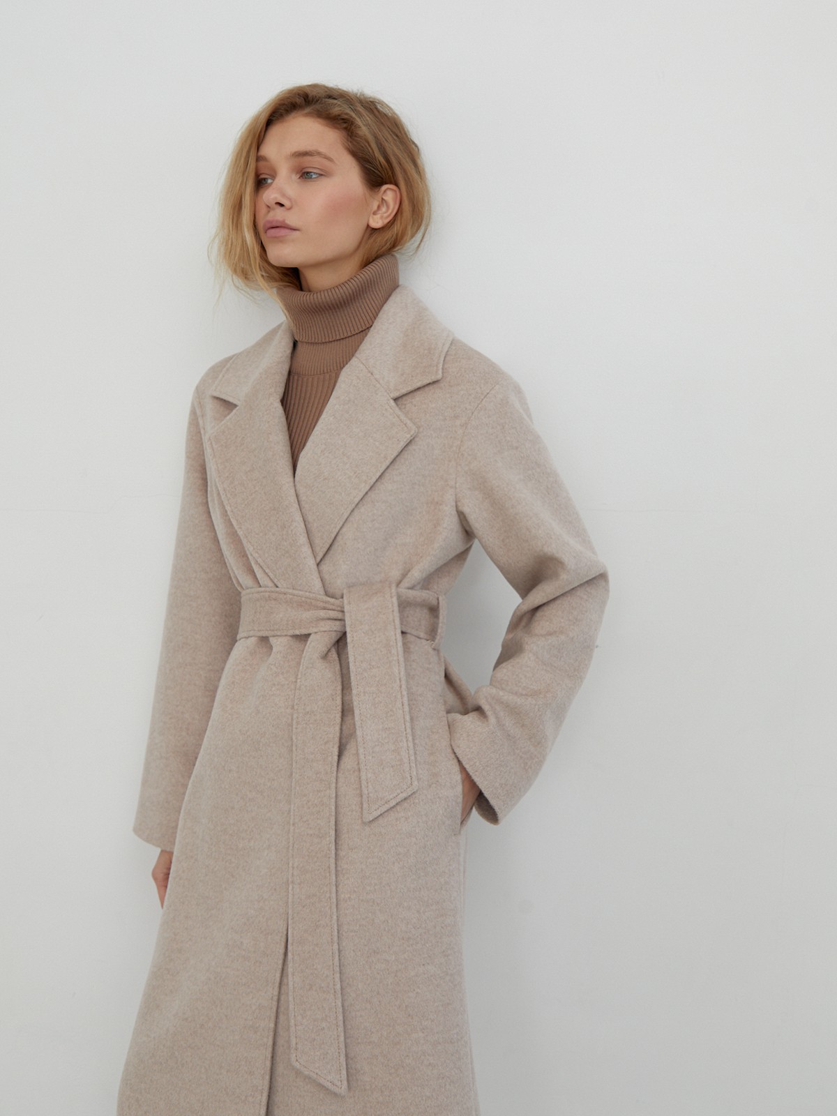 Пальто-халат, цвет: светло-бежевый Allweneed Утонченное пальто-халат А-силуэта. Модель дополнена широким поясом в тон основной ткани.
На модели размер XS