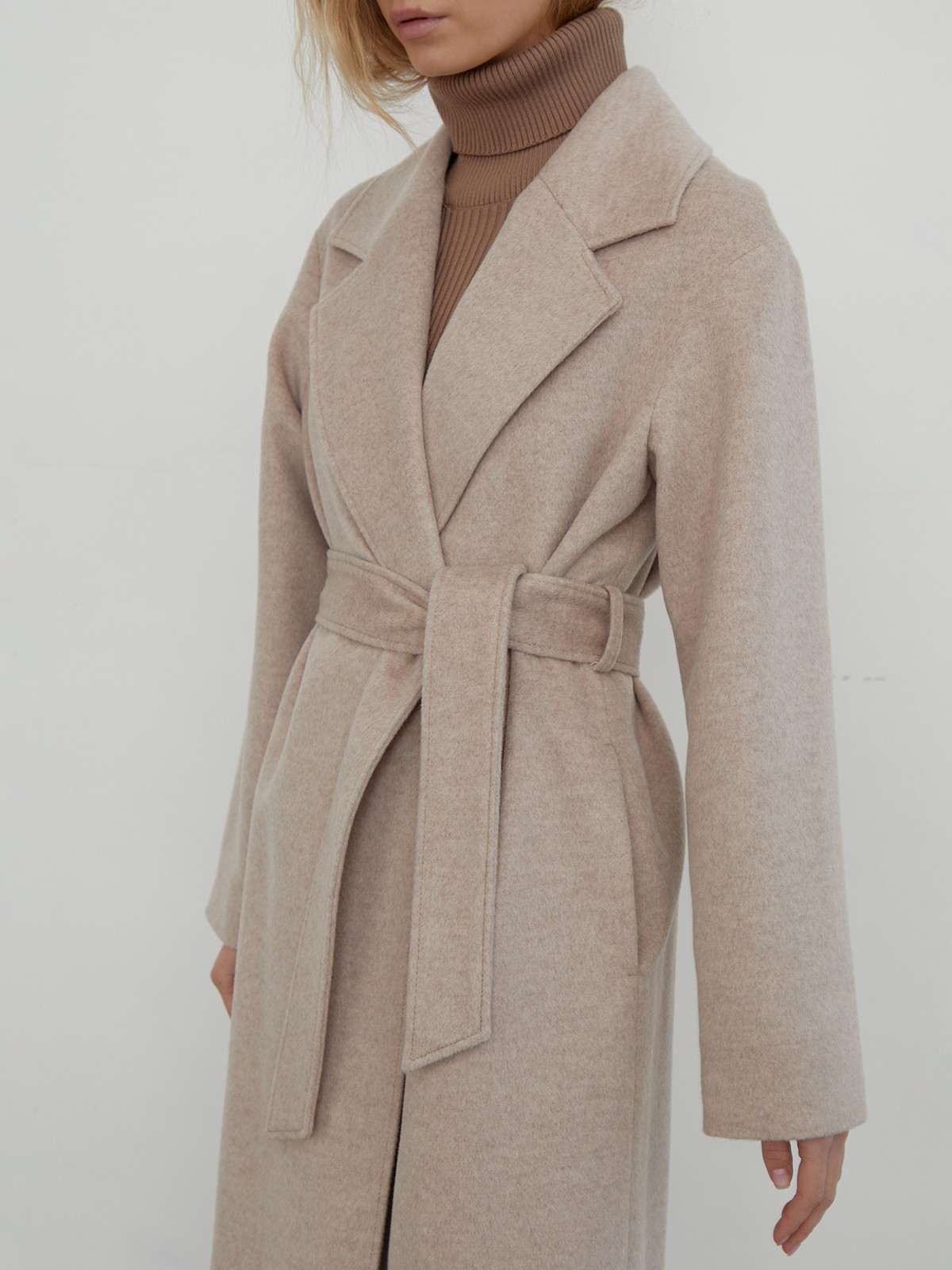 Пальто-халат, цвет: светло-бежевый Allweneed Утонченное пальто-халат А-силуэта. Модель дополнена широким поясом в тон основной ткани.
На модели размер XS