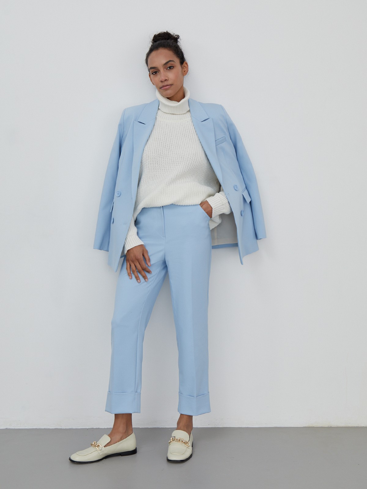 Костюмные брюки прямого кроя с прорезными боковыми карманами, шлевками для ремня и отворотами по низу.

На модели размер XS