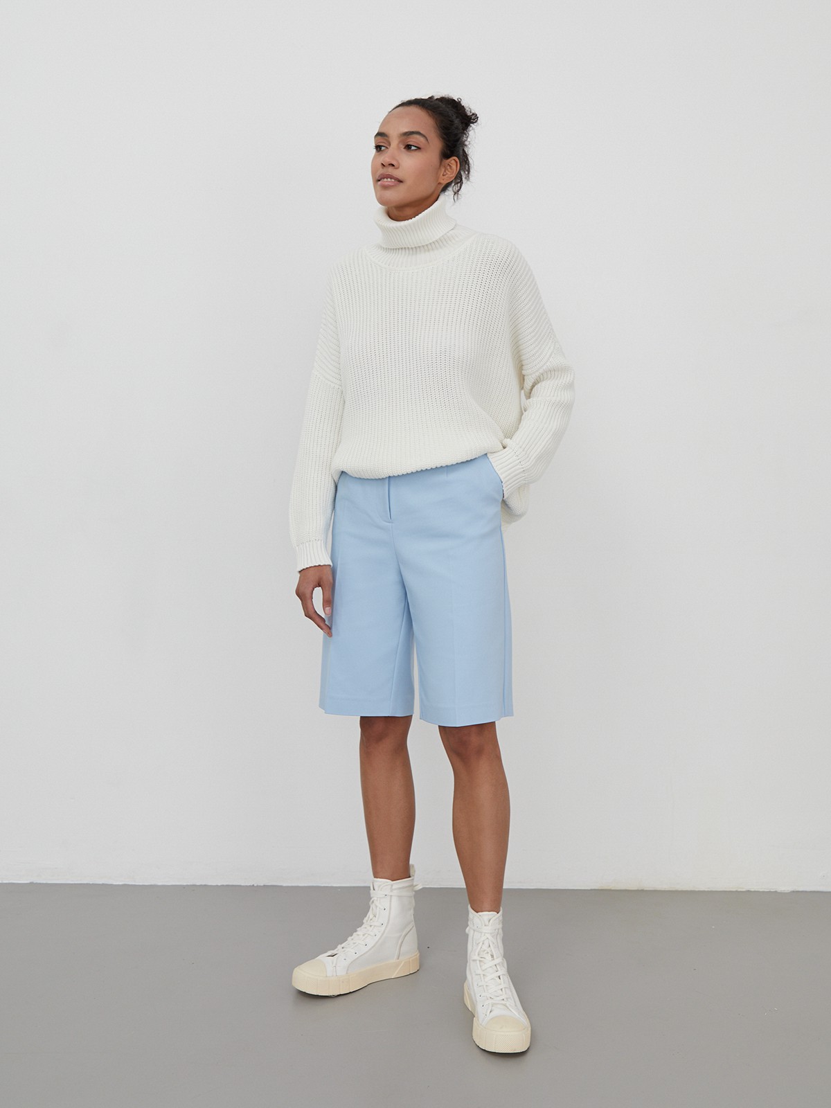 Шорты-бермуды, цвет: голубой Allweneed
Шорты-бермуды с высокой посадкой на талии и скрытой застежкой на молнию и пуговицу. Прорезные карманы и ложные с листочками сзади. Идеальная посадка по фигуре.
На модели размер XS