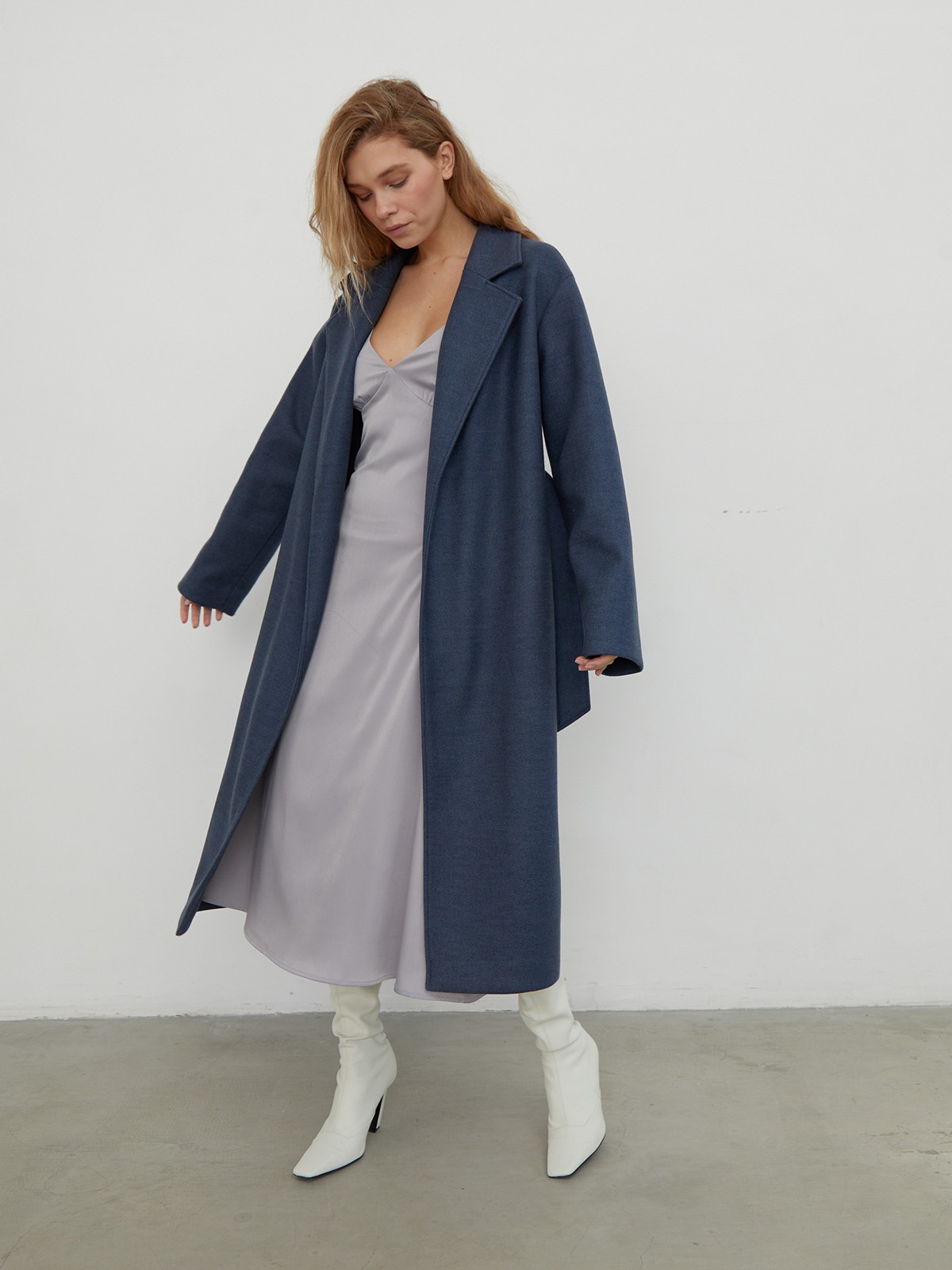 Пальто Oversize из двусторонней ткани, цвет: серо-синий Allweneed
Пальто oversize кроя выполнено из двусторонней ткани с прострочкой в тон. Лаконичная модель оформлена широкими лацканами и мягким поясом на талии. Покатая линия плеча для дополнительной элегантности.
На модели размер XS