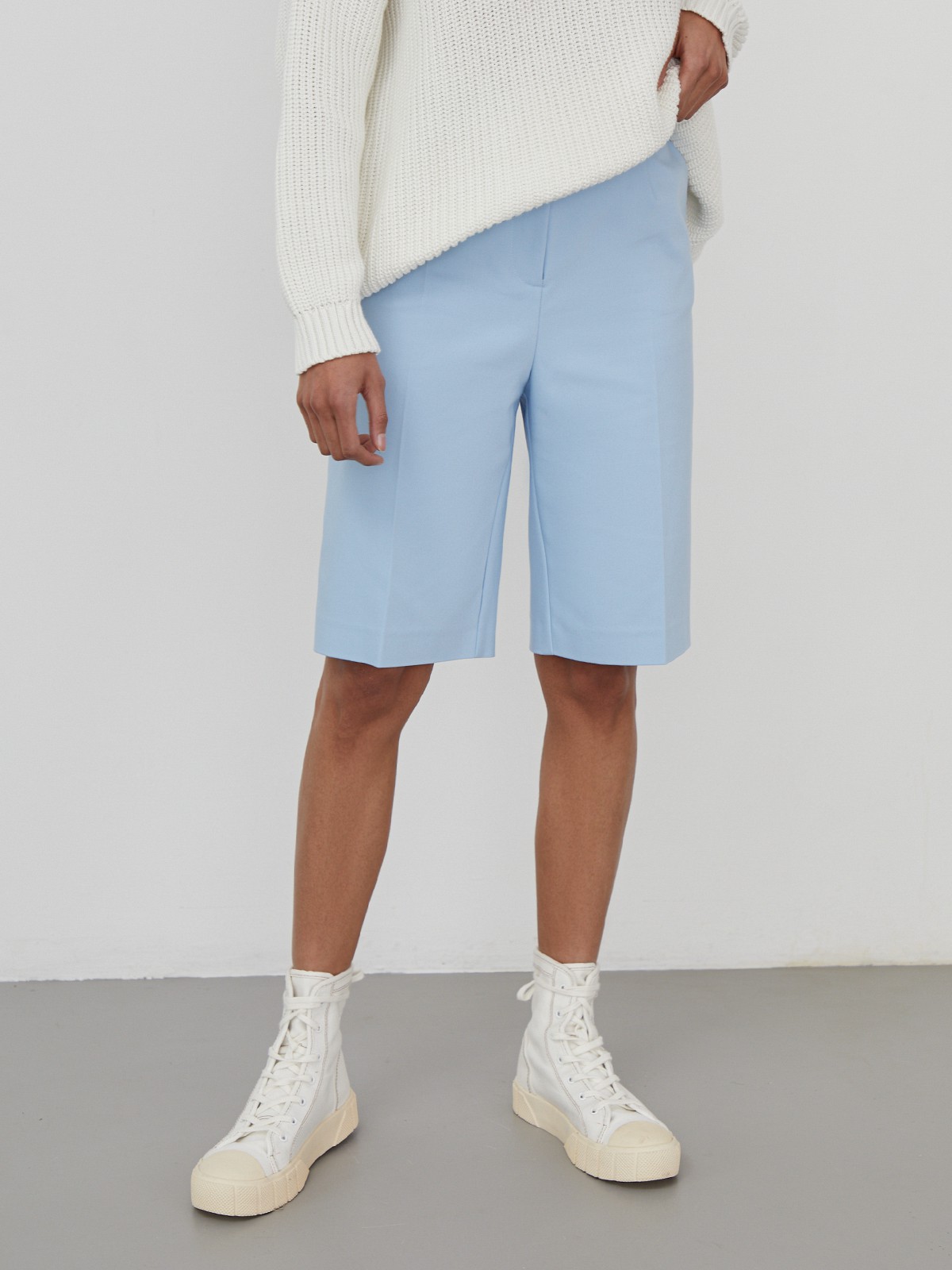 Шорты-бермуды, цвет: голубой Allweneed
Шорты-бермуды с высокой посадкой на талии и скрытой застежкой на молнию и пуговицу. Прорезные карманы и ложные с листочками сзади. Идеальная посадка по фигуре.
На модели размер XS