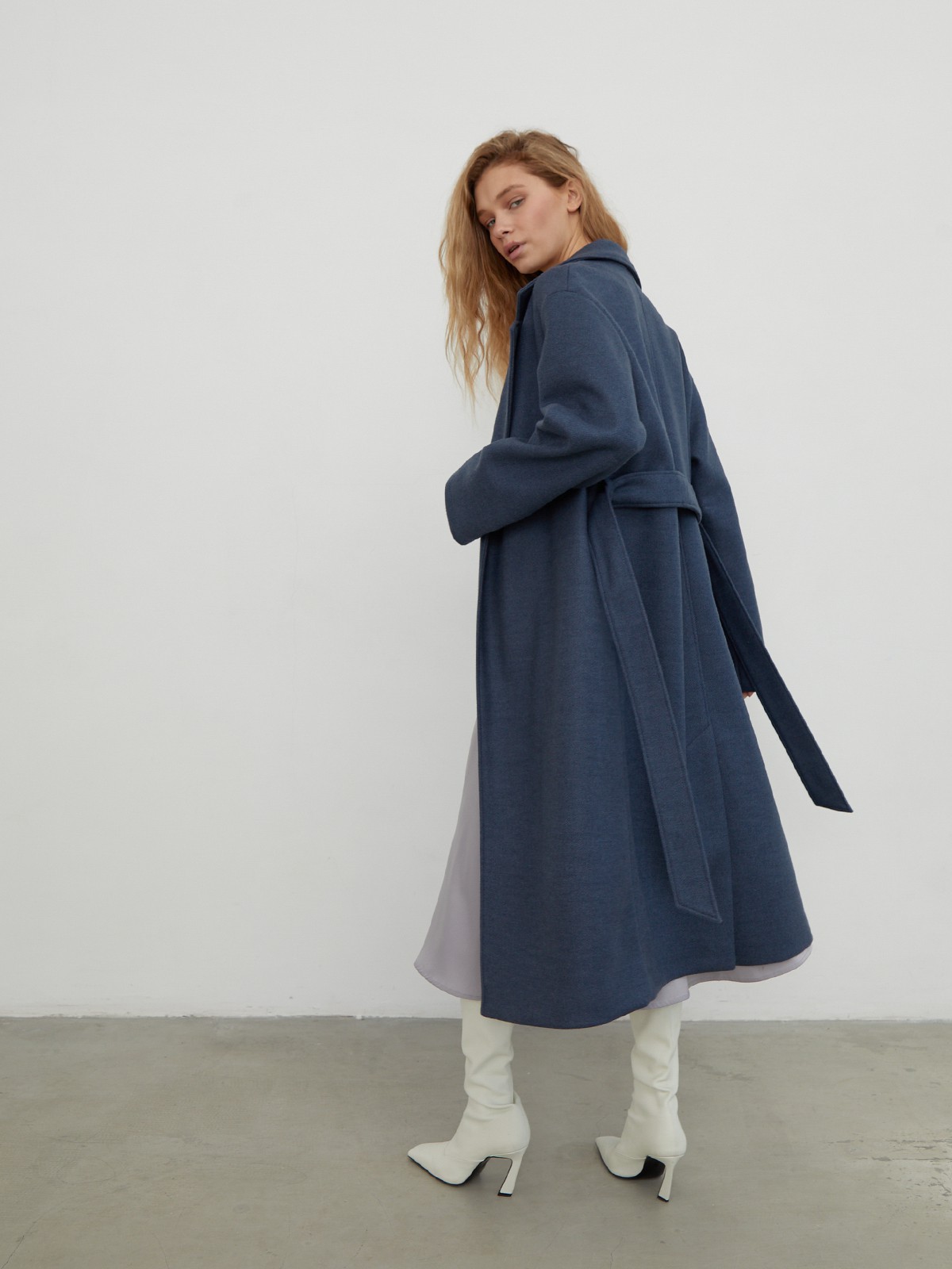 Пальто Oversize из двусторонней ткани, цвет: серо-синий Allweneed
Пальто oversize кроя выполнено из двусторонней ткани с прострочкой в тон. Лаконичная модель оформлена широкими лацканами и мягким поясом на талии. Покатая линия плеча для дополнительной элегантности.
На модели размер XS