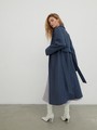 Пальто Oversize из двусторонней ткани, цвет: серо-синий Allweneed
Пальто oversize кроя выполнено из двусторонней ткани с прострочкой в тон. Лаконичная модель оформлена широкими лацканами и мягким поясом на талии. Покатая линия плеча для дополнительной элегантности.
На модели размер XS