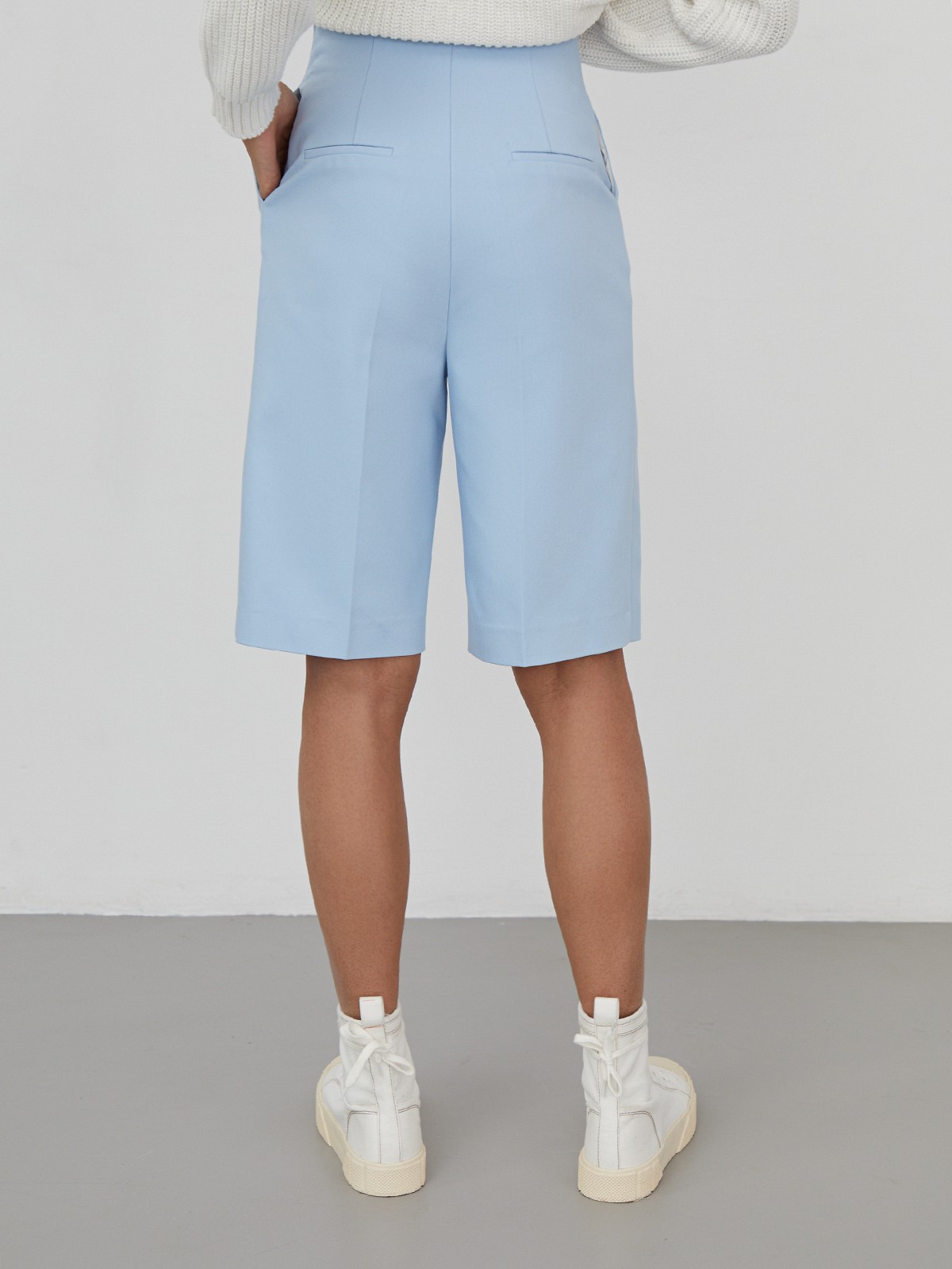 Шорты-бермуды, цвет: голубой Allweneed
Шорты-бермуды с высокой посадкой на талии и скрытой застежкой на молнию и пуговицу. Прорезные карманы и ложные с листочками сзади. Идеальная посадка по фигуре.
На модели размер XS