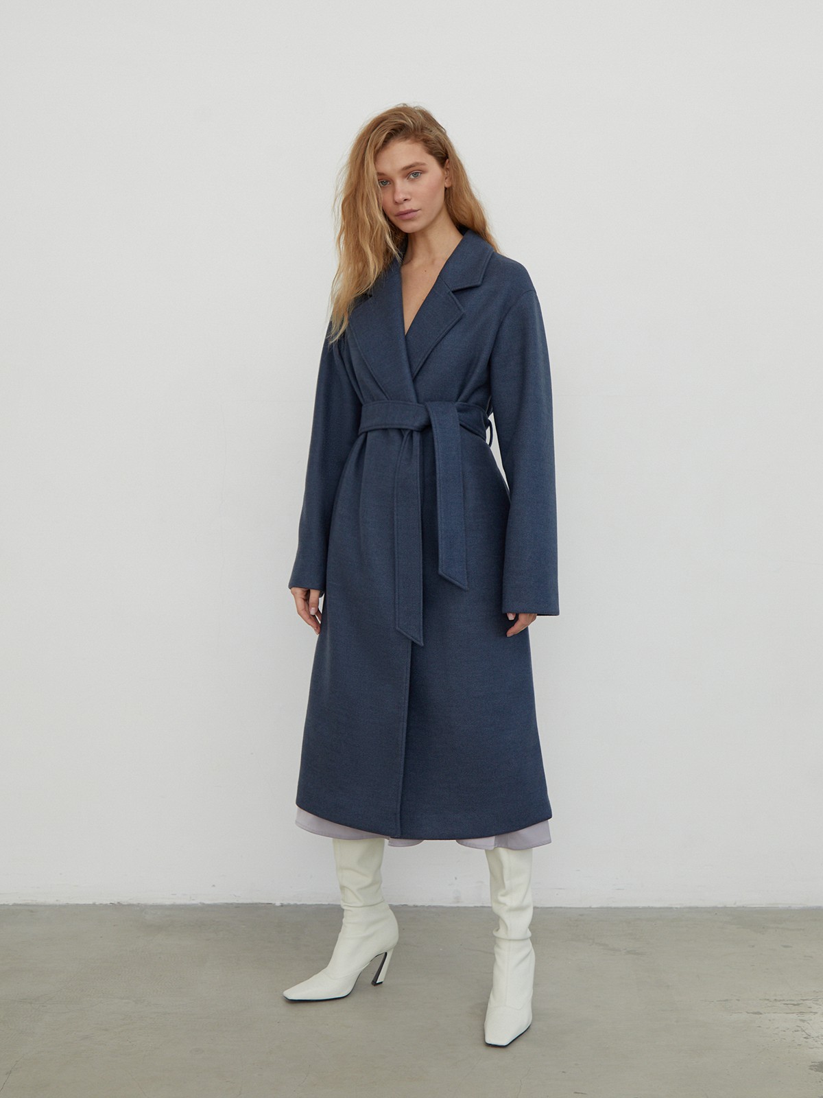 Пальто Oversize из двусторонней ткани, цвет: серо-синий Allweneed
Пальто oversize кроя выполнено из двусторонней ткани с прострочкой в тон. Лаконичная модель оформлена широкими лацканами и мягким поясом на талии. Покатая линия плеча для дополнительной элегантности.
На модели размер XS