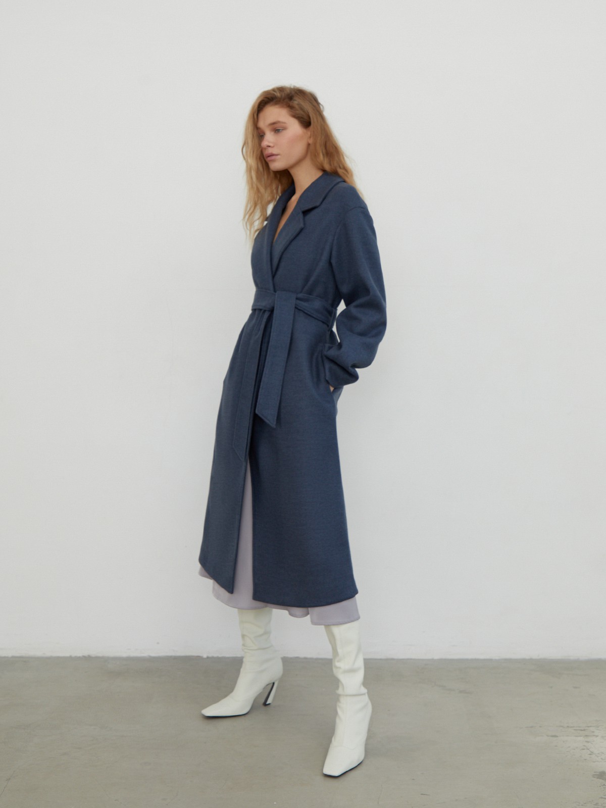 Пальто Oversize из двусторонней ткани, цвет: серо-синий Allweneed
Пальто oversize кроя выполнено из двусторонней ткани с прострочкой в тон. Лаконичная модель оформлена широкими лацканами и мягким поясом на талии. Покатая линия плеча для дополнительной элегантности.
На модели размер XS