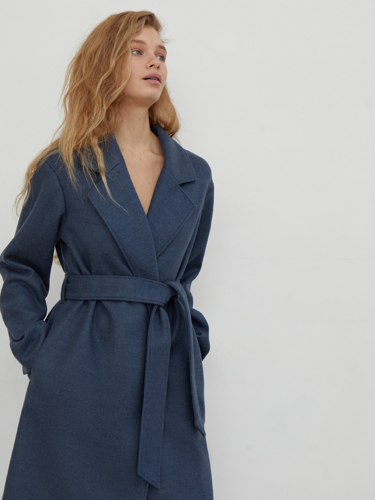 Пальто Oversize из двусторонней ткани, цвет: серо-синий Allweneed
Пальто oversize кроя выполнено из двусторонней ткани с прострочкой в тон. Лаконичная модель оформлена широкими лацканами и мягким поясом на талии. Покатая линия плеча для дополнительной элегантности.
На модели размер XS